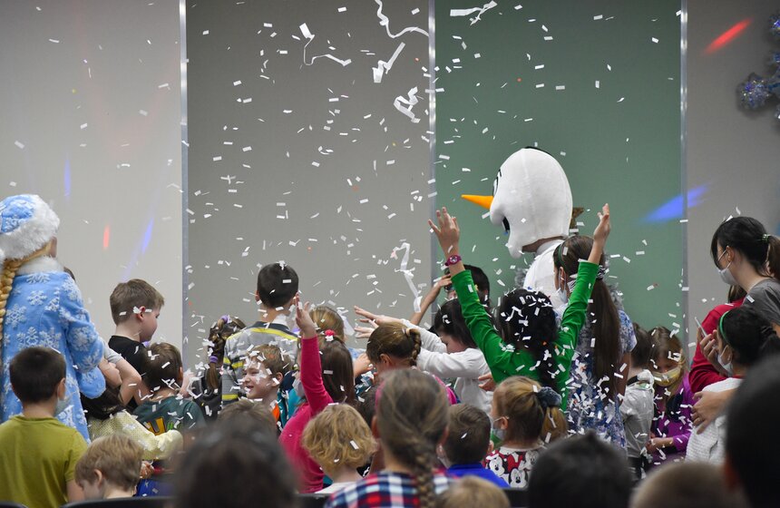 Спасатели МЧС поздравили маленьких пациентов Тушинской больницы 9 фото