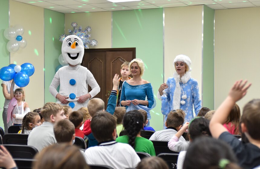 Спасатели МЧС поздравили маленьких пациентов Тушинской больницы 11 фото