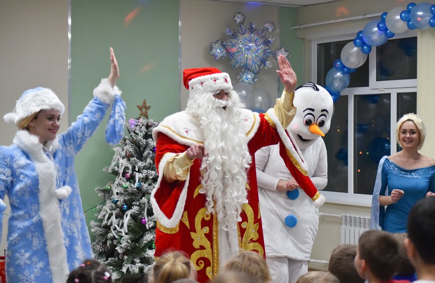 Спасатели МЧС поздравили маленьких пациентов Тушинской больницы 20 фото