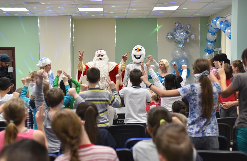 Спасатели МЧС поздравили маленьких пациентов Тушинской больницы 19 фото