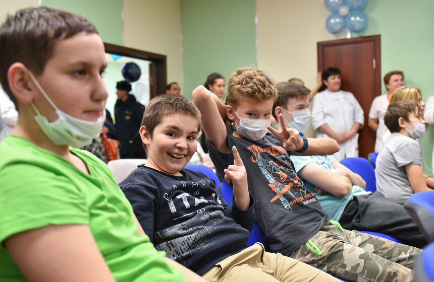 Спасатели МЧС поздравили маленьких пациентов Тушинской больницы 17 фото