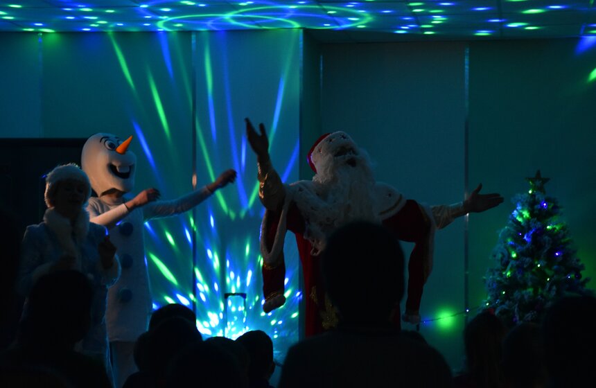 Спасатели МЧС поздравили маленьких пациентов Тушинской больницы 16 фото