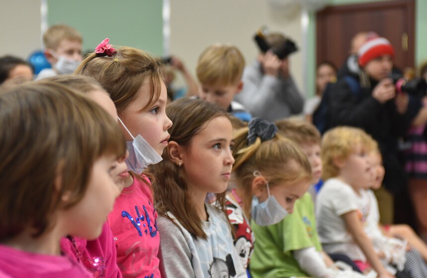 Спасатели МЧС поздравили маленьких пациентов Тушинской больницы 15 фото