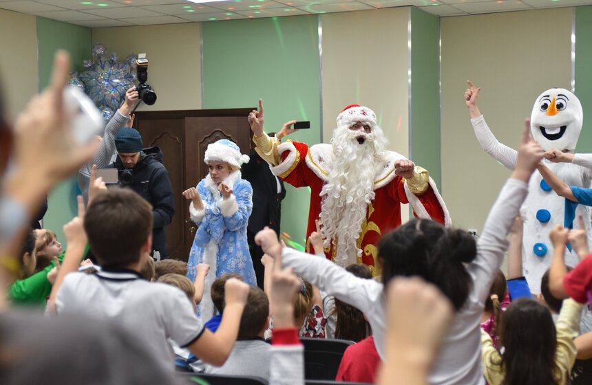 Спасатели МЧС поздравили маленьких пациентов Тушинской больницы 18 фото