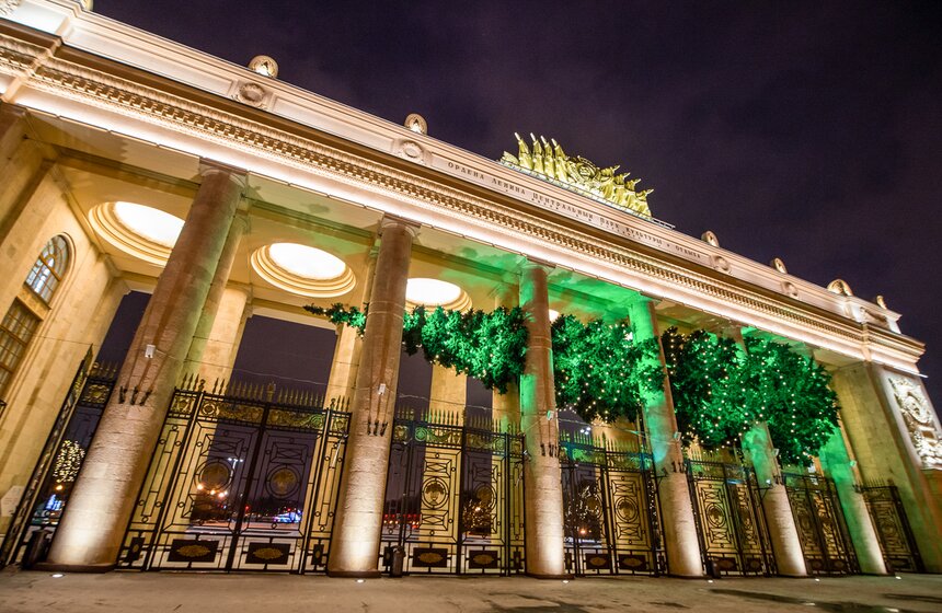 Горизонтальная новогодняя елка в парке Горького 7 фото