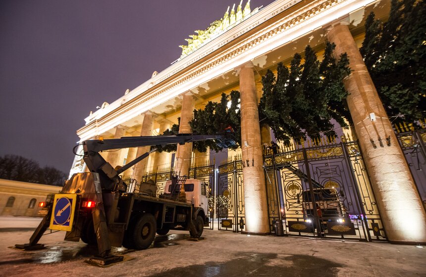 Горизонтальная новогодняя елка в парке Горького 6 фото