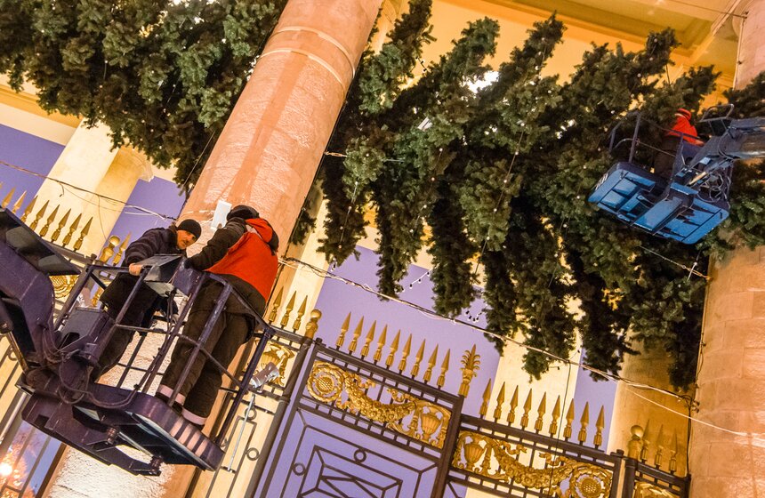 Горизонтальная новогодняя елка в парке Горького 3 фото