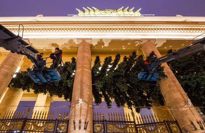 Горизонтальная новогодняя елка в парке Горького 2 фото