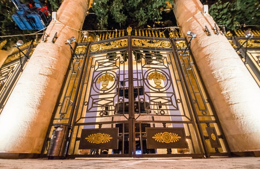 Горизонтальная новогодняя елка в парке Горького 5 фото