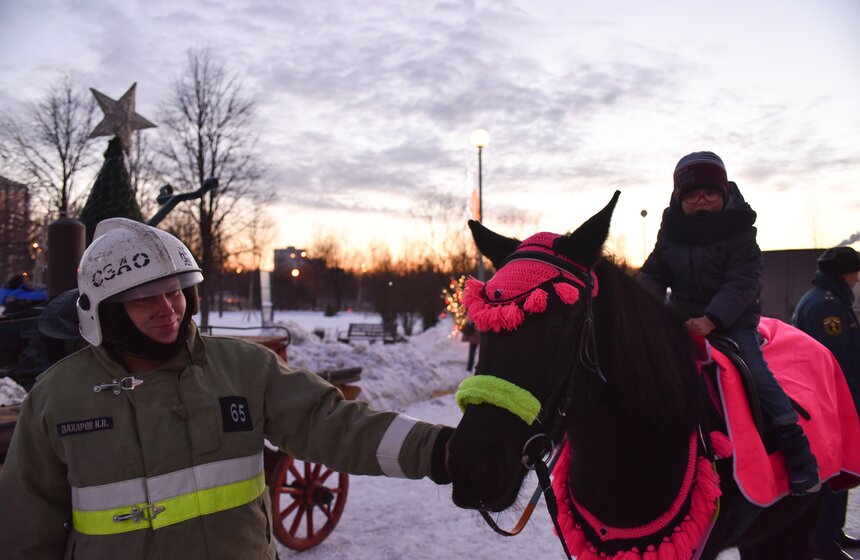 Спасатели МЧС поздравили маленьких пациентов Тушинской больницы 2 фото
