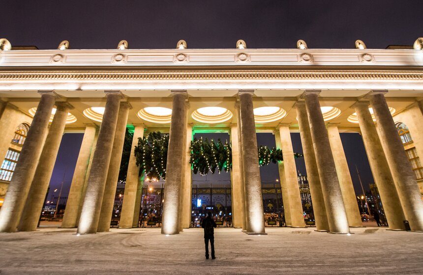 Горизонтальная новогодняя елка в парке Горького 15 фото