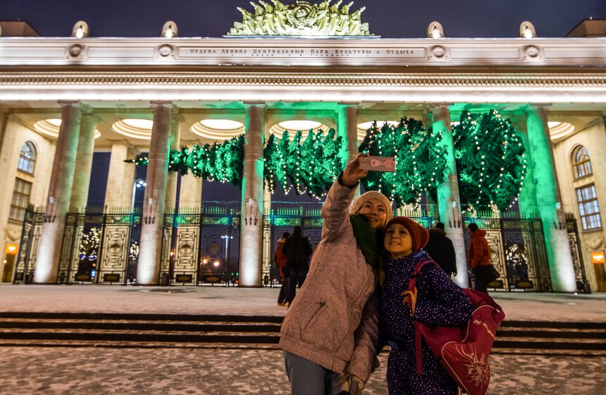Горизонтальная новогодняя елка в парке Горького 8 фото