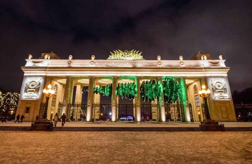 Горизонтальная новогодняя елка в парке Горького 12 фото