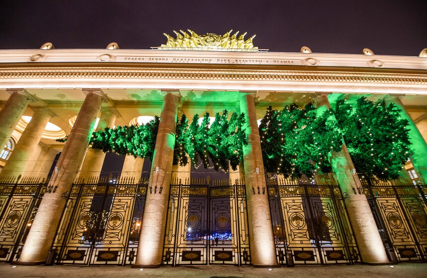 Горизонтальная новогодняя елка в парке Горького 13 фото