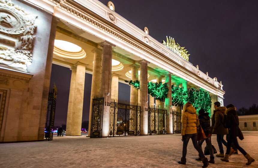 Горизонтальная новогодняя елка в парке Горького 16 фото