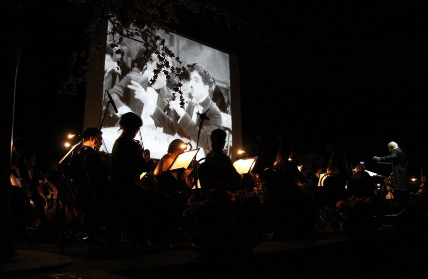 Оркестр под руководством Спивакова исполнил музыку Чарли Чаплина 17 фото