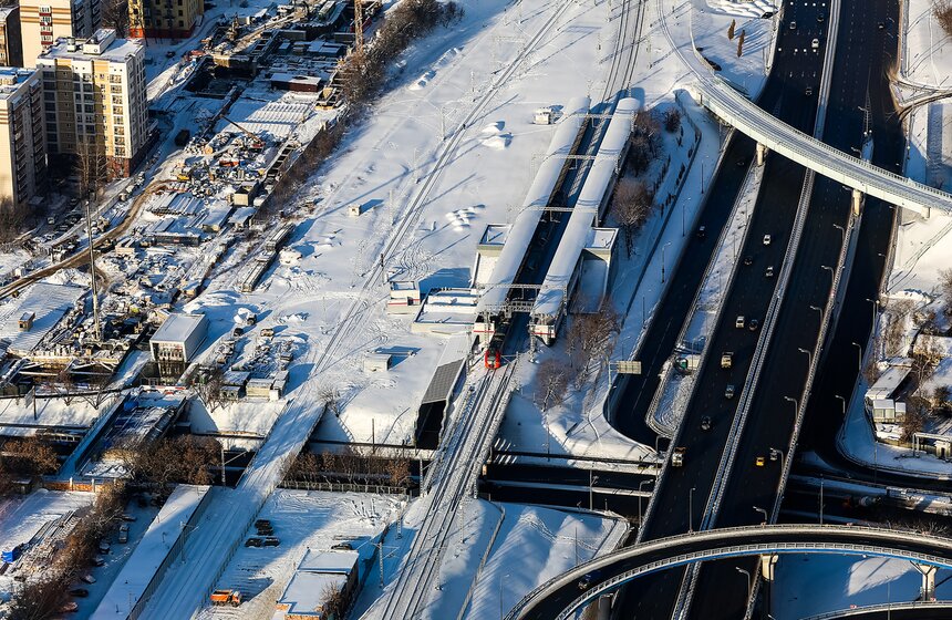 "Ласточка" отъезжает от платформы на МЦК