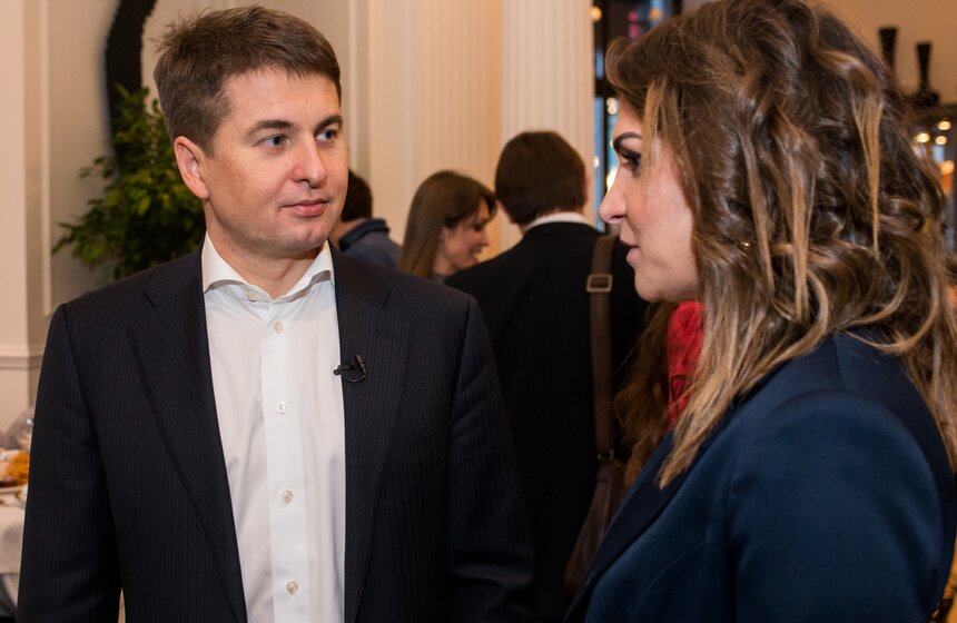 Презентация рождественских елок в дизайнерских нарядах 16 фото