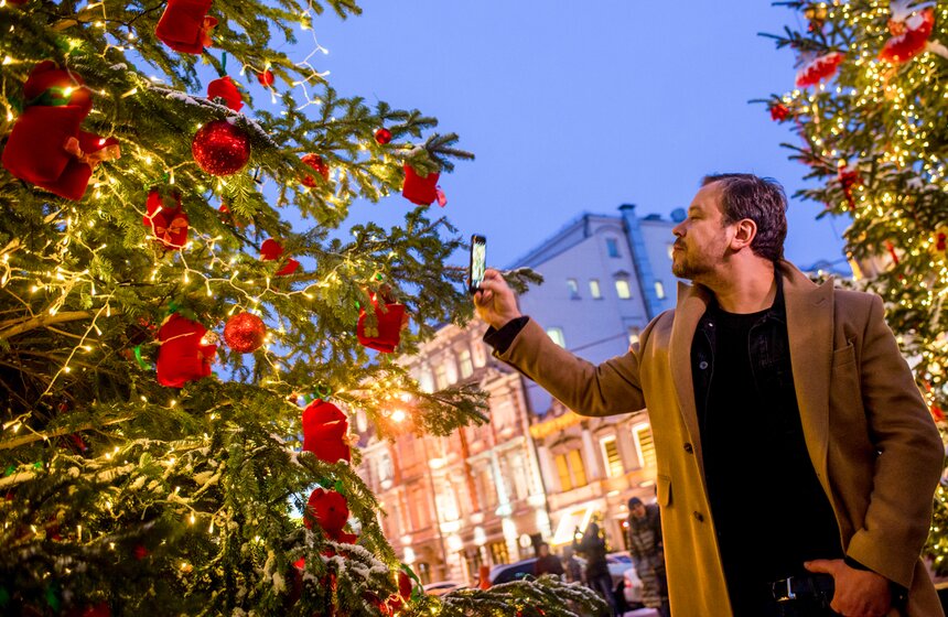 Презентация рождественских елок в дизайнерских нарядах 15 фото