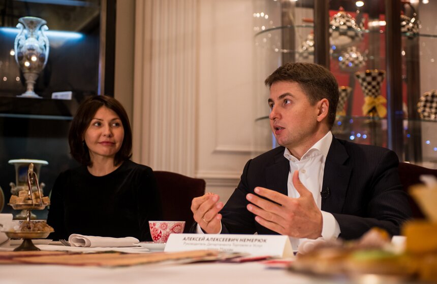 Презентация рождественских елок в дизайнерских нарядах 18 фото