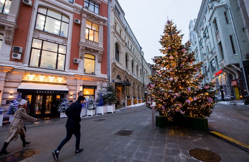 Презентация рождественских елок в дизайнерских нарядах 1 фото