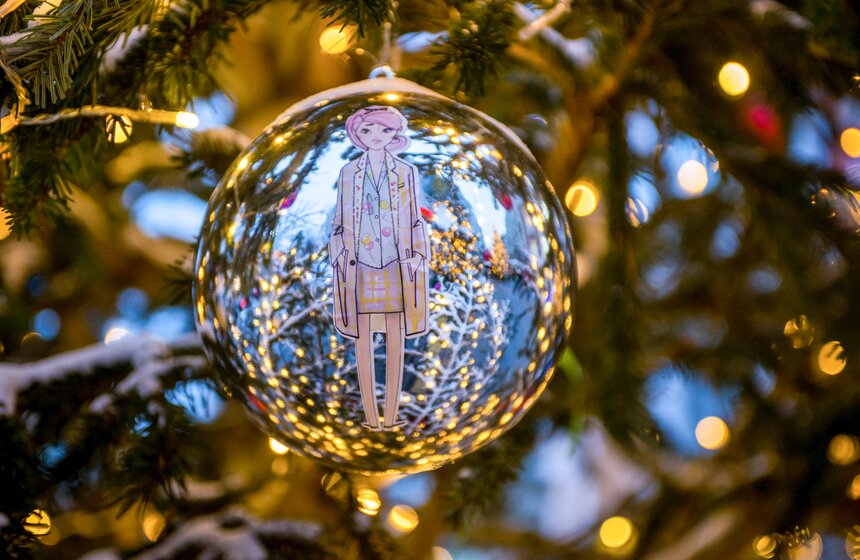 Презентация рождественских елок в дизайнерских нарядах 3 фото