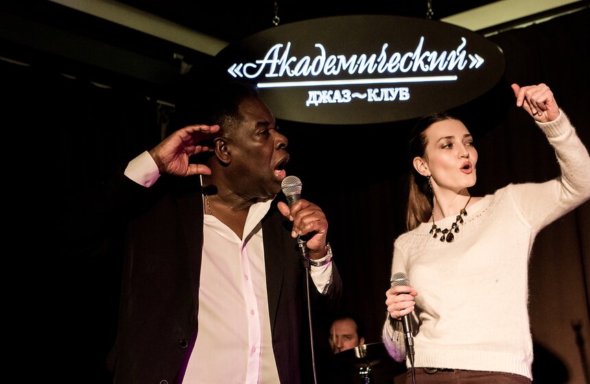 Тепло Ямайки в столице: концерт соул-певца Роя Янга 11 фото