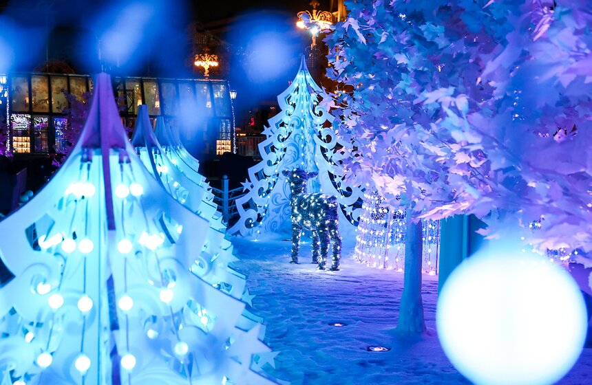 Световая инсталляция "Музыкальный лес" на Пушкинской площади 13 фото