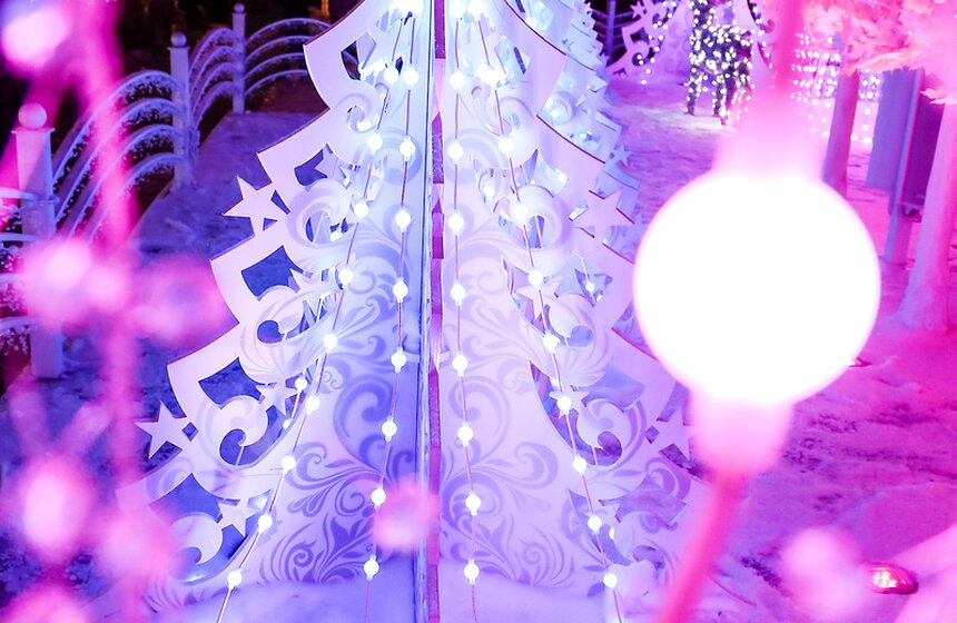 Световая инсталляция "Музыкальный лес" на Пушкинской площади 12 фото