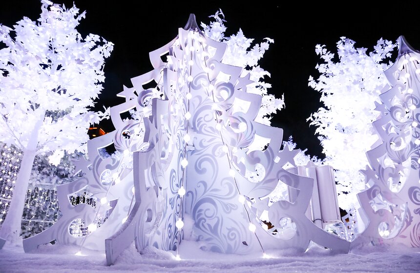 Световая инсталляция "Музыкальный лес" на Пушкинской площади 7 фото