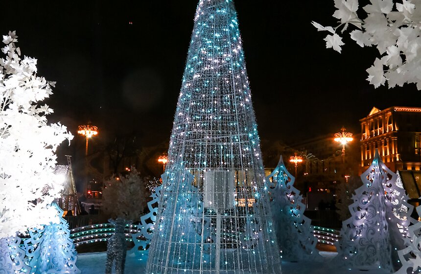 Световая инсталляция "Музыкальный лес" на Пушкинской площади 8 фото