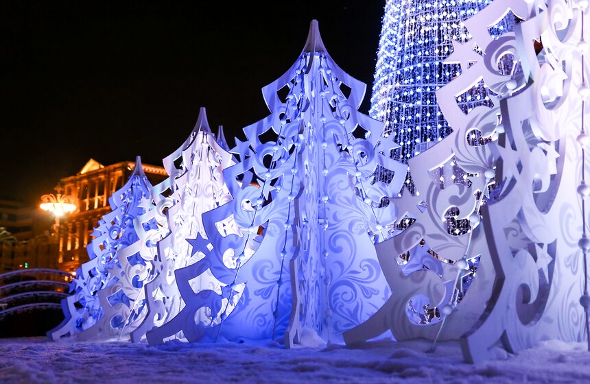 Световая инсталляция "Музыкальный лес" на Пушкинской площади 14 фото