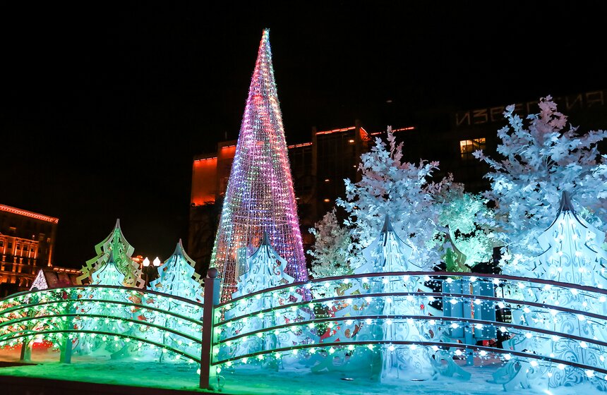 Световая инсталляция "Музыкальный лес" на Пушкинской площади 17 фото