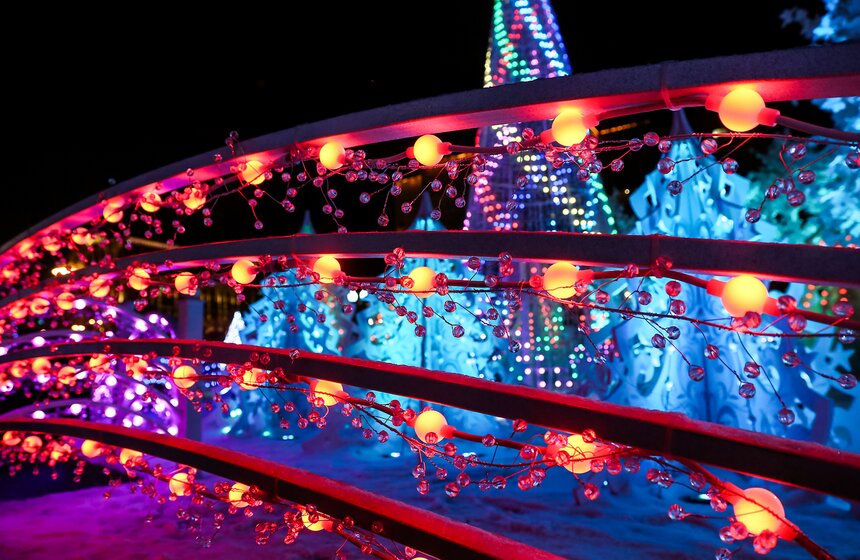 Световая инсталляция "Музыкальный лес" на Пушкинской площади 18 фото