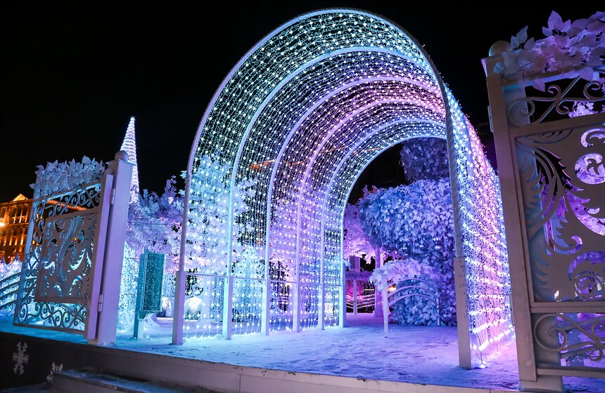 Световая инсталляция "Музыкальный лес" на Пушкинской площади 4 фото