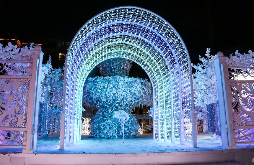 Световая инсталляция "Музыкальный лес" на Пушкинской площади 3 фото