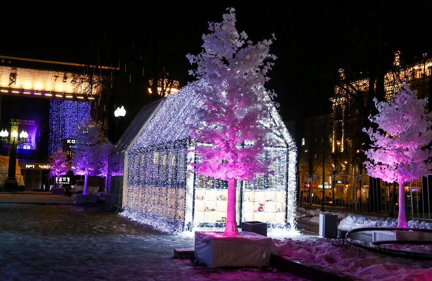 Световая инсталляция "Музыкальный лес" на Пушкинской площади 2 фото