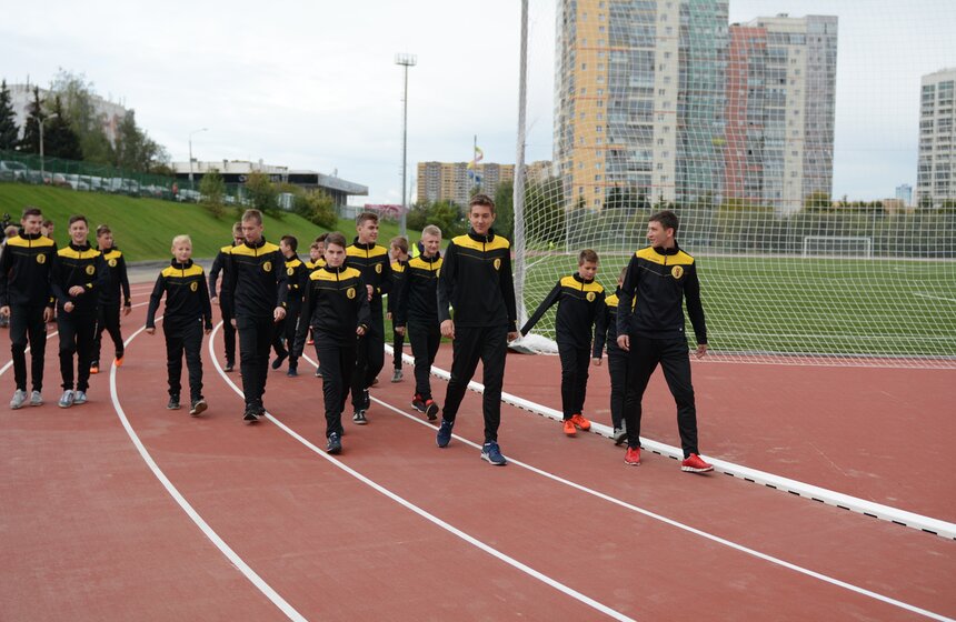 Футбольное поле на территории Олимпийской деревни 5 фото