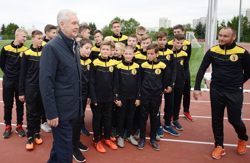 Футбольное поле на территории Олимпийской деревни 9 фото