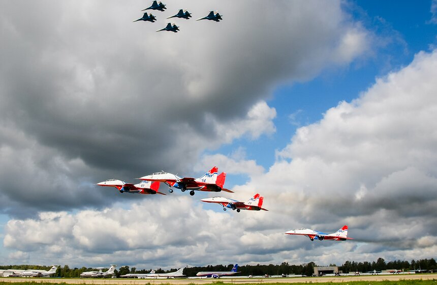 Пилотажные группы выступили в Кубинке перед форумом "Армия-2016" 3 фото