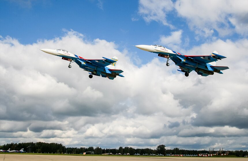 Пилотажные группы выступили в Кубинке перед форумом "Армия-2016" 2 фото