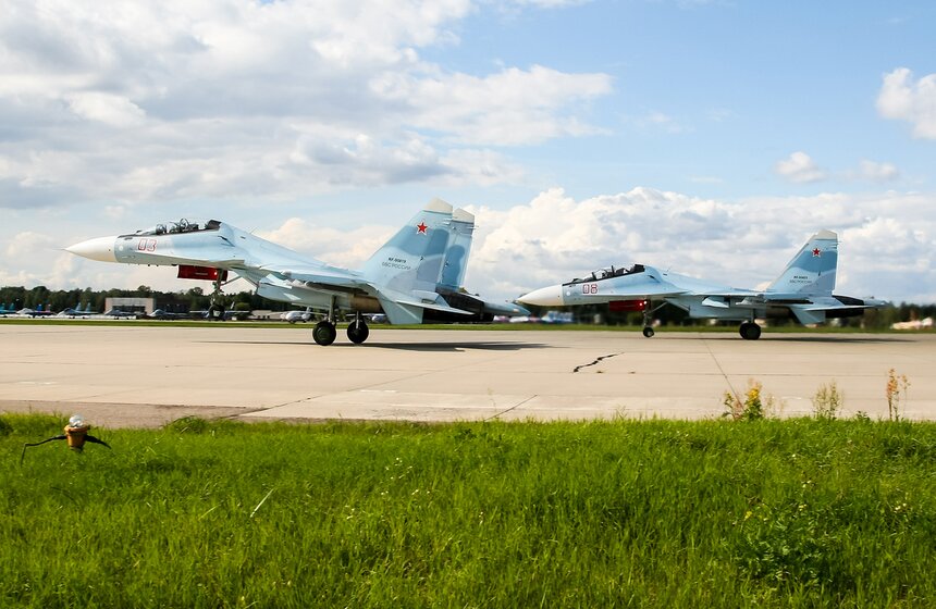 Пилотажные группы выступили в Кубинке перед форумом "Армия-2016" 8 фото