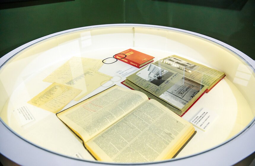 Выставка "Булгаков vs Маяковский" в галерее "На Шаболовке" 12 фото