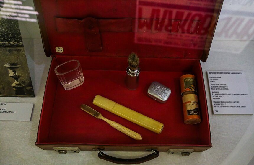 Выставка "Булгаков vs Маяковский" в галерее "На Шаболовке" 11 фото