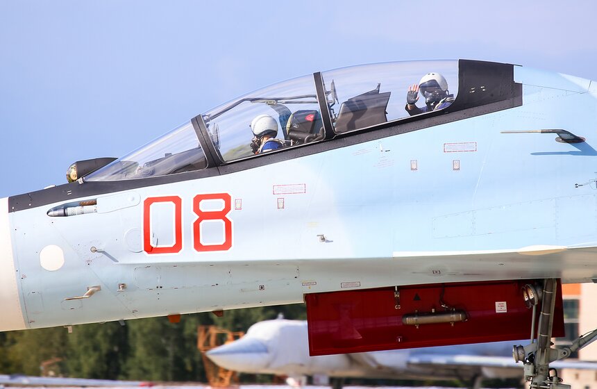 Пилотажные группы выступили в Кубинке перед форумом "Армия-2016" 12 фото