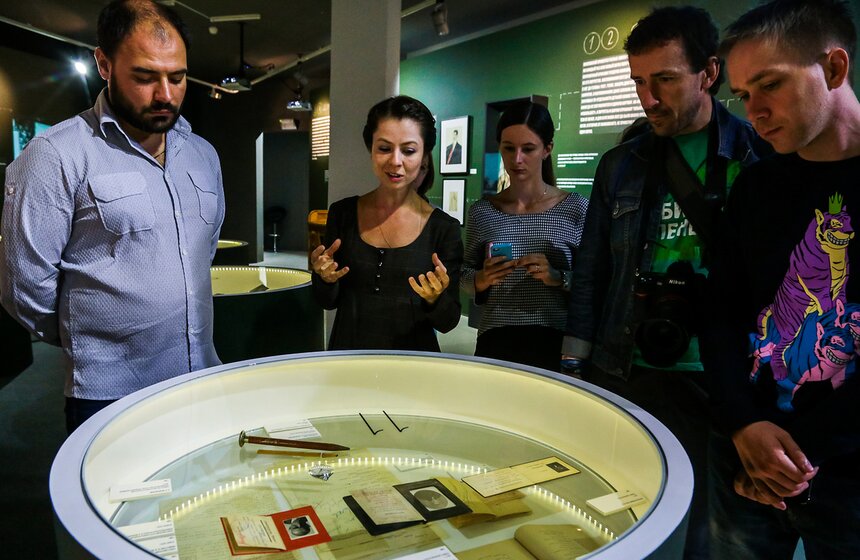 Выставка "Булгаков vs Маяковский" в галерее "На Шаболовке" 33 фото