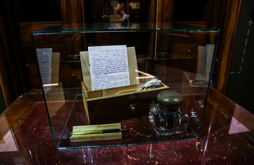 Выставка "Булгаков vs Маяковский" в галерее "На Шаболовке" 31 фото