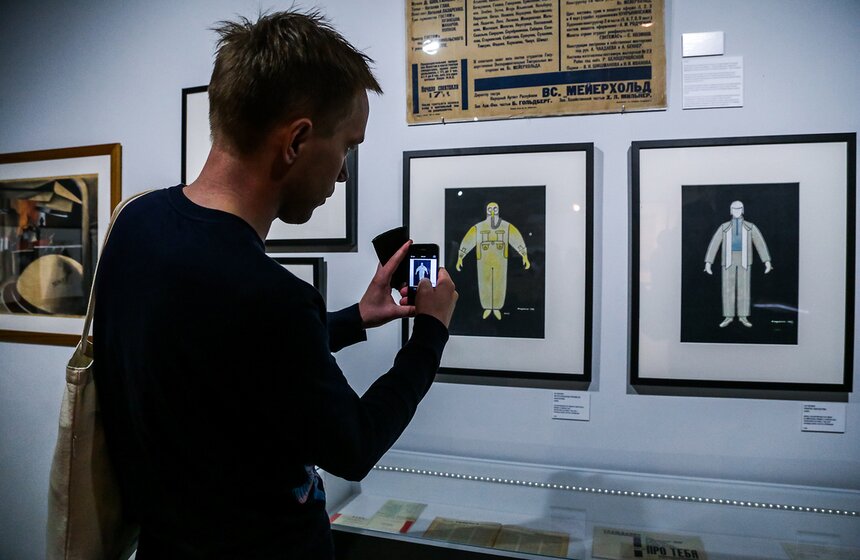 Выставка "Булгаков vs Маяковский" в галерее "На Шаболовке" 35 фото