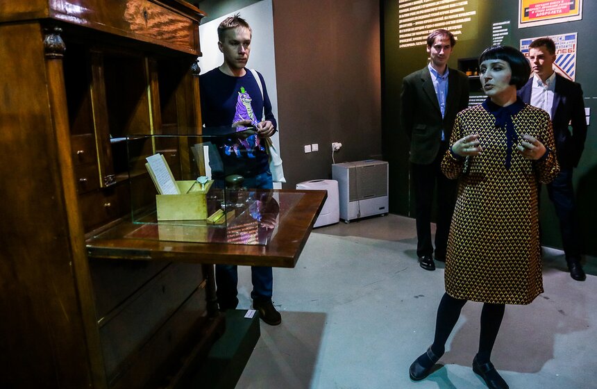 Выставка "Булгаков vs Маяковский" в галерее "На Шаболовке" 16 фото