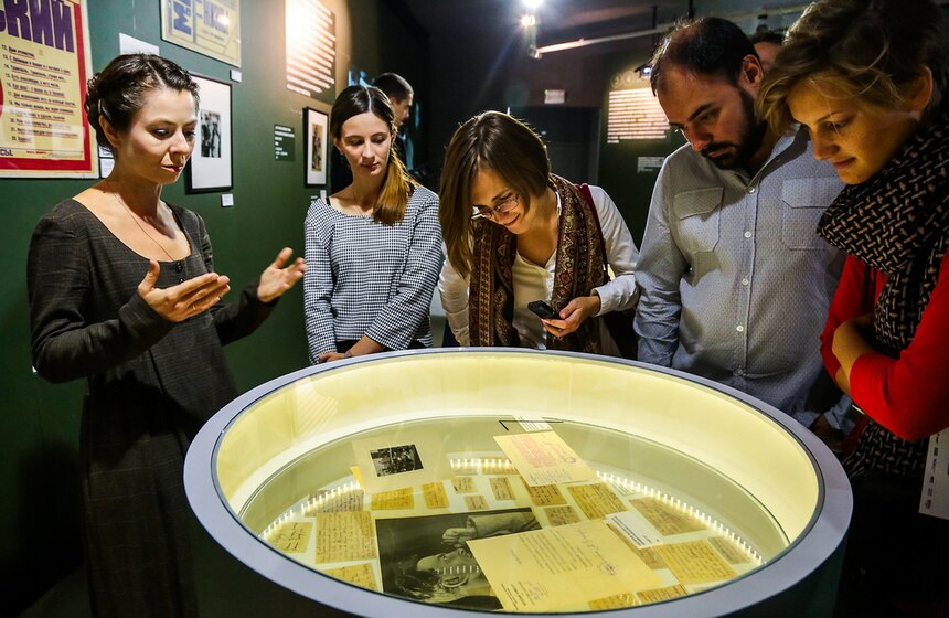 Выставка "Булгаков vs Маяковский" в галерее "На Шаболовке" 24 фото